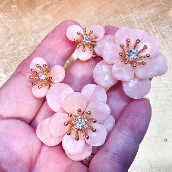 LILLY PULITZER EARRINGS NWT FLOWER BLUSH PINK - BLOOM 🩷GOLD/CRYSTAL POST - Picture 5 of 11